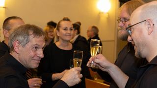 Nach dem Konzert wird angestoßen: Detlev Helmer (l.) mit Sarah Ries, Thorsten Hämmerle und Stephan Kübler.