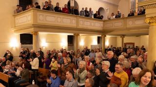 Das Publikum ist begeistert von der Musik: Es steht nicht nur für „Saxparagus“ auf, sondern auch für den unermüdlichen Detlev Helmer und dessen Engagement.
