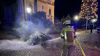 Die Hockenheimer Feuerwehr musste in der Silverstnacht unter anderem auf dem Marktplatz zu Löschmaßnahmen greifen.