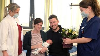 Fachärztin Verena Wiemer-Gschwind (v. l.) mit den Eltern Jona und Ralf mit Tochter Helena Elisabeth sowie Hebamme Jule Schulte.