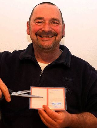 Mitglied der Partei Die Linke seit 1. November 2009: Werner Zieger zerschneidet nach seinem Austritt den Parteiausweis.