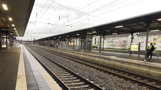 Am Bahnhof in Schwetzingen ist alles wie immer. Vermutlich, weil kaum einer von der Sperrung ab diesem Abend, 2. Januar 2024, weiß.