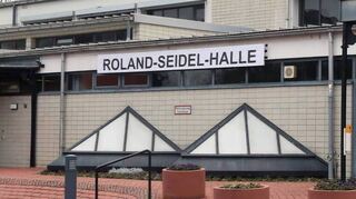 Ein Bild, das schnell wieder der Vergangenheit angehörte: Im Januar 2022 kam die Umbenennung der Halle, im Mai 2023 war sie wieder Geschichte.