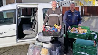 Bernd Hönig, der die Aktion „Umgekehrter Adventskalender“ für die Pfarrei St. Joseph koordiniert hat, übergibt die Sachspenden an Bernhard Scheitler von den Maltesern, der für die Abholung ein Auto mit genügend Stauraum zur Verfügung stellt.