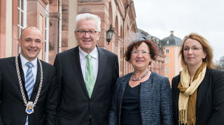 Festakt zum Schwetzinger Stadtjubiläum 1250 Jahre im Jahr 2016: Oberbürgermeister Dr. René Pöltl (l.) mit Frau Stefanie (r.) sowie Baden-Württembergs Ministerpräsident Winfried Kretschmann und dessen Frau Gerlinde.