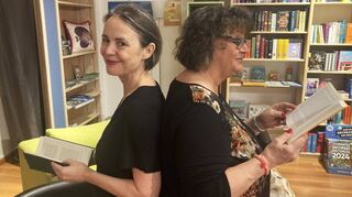 Das literarische Duett – Barbara Hennl-Goll (l.) und Dagmar Krebaum – präsentiert zwei Bücher als Lesetipps.