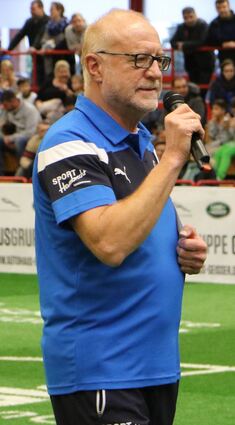 Walter Kupper, „Mister U13-Masters“ der Spvgg 06 Ketsch, in seinem Element: Am Mikrofon wird er auch am Sonntag gekonnt durch das Turnier führen.
