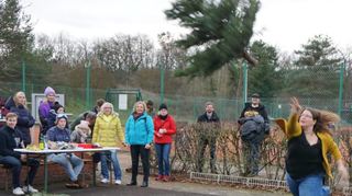 Das Tannenbaumwerfen des TC Oftersheim erfreut sich großer Beliebtheit. 2022 wurden drei neue Rekord-weiten erzielt.
