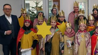 Die Sternsinger verteilen auch im Rathaus bei Bürgermeister Thomas Jakob-Lichtenberg den Segen.