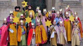 Los geht es für die Sternsinger vor der Kirche. Von hier brechen sie zu den Gläubigen auf.