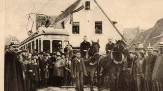 April 1927: Die Bauern der Gemeinde Plankstadt erlauben sich einen Jux und spannen ihre Pferde vor die erste Straßenbahn, denn: „Was brauche mer ä Schdrooßeboahn – mer hewwe Gail!“