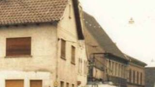 Es ist ein Abschied auf Dauer, denn hier fährt im Jahr 1974 die letzte Bahn durch die Straßen der Gemeinde.