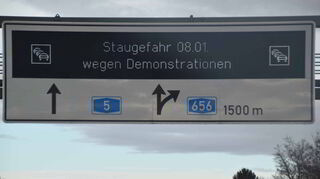 Die Traktorfahrten wurden bereits am Wochenende auf den Autobahnen angekündigt.