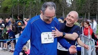 Dr. René Pöltl (r.) läuft gern und war auch beim Spargellauf 2023 dabei: Mit Bürgermeister Dr. Ralf Göck aus Brühl und Bürgermeister Timo Wrangler aus Ketsch (nicht im Bild) absolvierte er die Strecke als Team.
