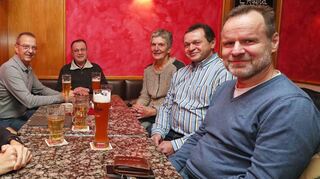 Am Januar-Klimastammtisch sitzen Florian und Guido Eichmann (v. l.), Michael Kinzer, Wolfgang Schäfer, Regina Ruhnau und Christian Zimmermann mit dem Oftersheimer Klimaschutzmanager Martin Hirning zusammen. Eine Idee, die hier entwickelt wird: ein Bürgerbus nach Vorbild der Nachbargemeinde Plankstadt. Zeitnah soll ein Vertreter des dort verantwortlichen Vereins eingeladen werden.