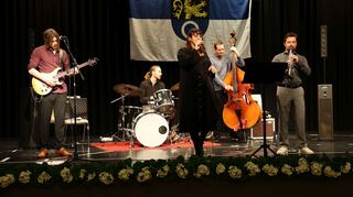 Die Band der Musikschule mit Kevin Holloway (v. l.), Luis Emmerling, Seyda Sibel, Musikschulleiter Philipp Wolfart und Carl Krämer sorgt für passende Musik.