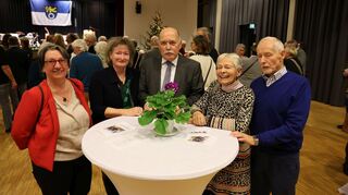 Ute Strosny-Oser (v. l.), Petra Jathe und der frühere Kämmerer der Stadt, Manfred Lutz-Jathe, sowie Uschi Lenz und Peter Lenz plaudern beim Empfang.