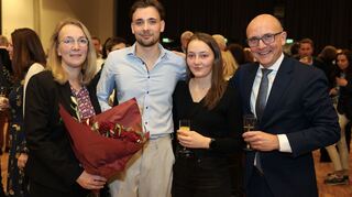 Die Familie ist sein Rückhalt: Dr. René Pöltl dankt seiner Frau Stefanie mit roten Rosen und freut sich, dass seine Kinder Dominic und Amélie ins Lutherhaus gekommen sind.