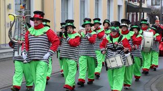Der Spielmannszug der Freiwilligen Feuerwehr Brühl sorgt unter Leitung von Andreas Schließer für die passende Begleitmusik des Narrenspektakels.