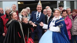 Beim Rathaussturm kämpfen sie um den Schlüssel (v. l.): Alexandra I., Enya I., Bür-germeister Dr. Ralf Göck und Jessica I. sind dabei umringt von Ratsmitgliedern.