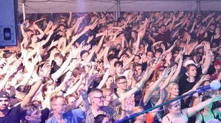 Auch 2023 zieht das Backfischfest mit seinem Liveprogramm – wie hier die Band Radspitz – die Massen an.