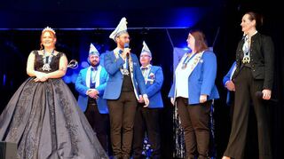 „Kollerkrotten“-Vorsitzender Niklas Geschwill (3. v. l.) freut sich auf die Doppelmo-deration; Prinzessin Jessica I. von Finanz und Tanz (l.) weiß, dass es gut wird.