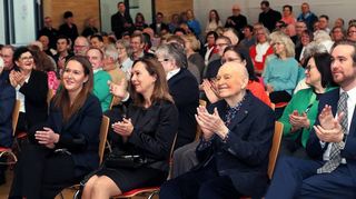 Unter den zahlreichen Gästen hieß Bürgermeister Hoffmann besonders Namensgeber Rolf Heidemann (Dritter von links, erste Reihe) willkommen. Neben ihm sitzt der Landtagsabgeordnete Andreas Sturm.