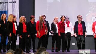 Beim Neujahrsempfang der Gemeinde tritt der Chor „Women’s Voice“ unter der Leitung von Bernd Schmitteckert auf, am Klavier begleitet von Leon Burkard.