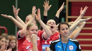 Als die Ketscher Bären am zweiten Spieltag der Saison die Füchse Berlin rissen, war die Welt für Trainerin Franziska Steil (rechts) noch in Ordnung. Es folgen jedoch 5:17 Punkte und der Absturz auf Rang 14. In zwei Wochen kommt nun Tabellenführer Werder Bremen.