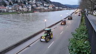 Der Demonstrationszug der Landwirte in Heidelberg führt am Montagfrüh auch am Neckar entlang.