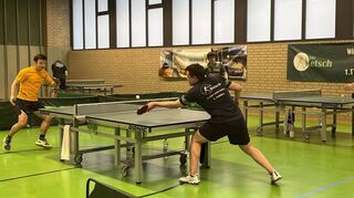 Schnelle Ballwechsel auf dem Weg zum möglichen Titel: Roman Nagurski (gelbes Shirt) gegen Tim Schütze. Dahinter Max Wollenweber in der Partie gegen Marc Vetter.