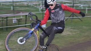 Der Schwetzinger Mountainbiker Lennart Krayer freut sich in Darmstadt über den Sieg im Querfeldeinrennen.
