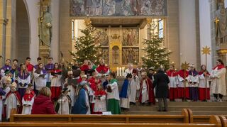 Wunderschön gekleidete Sternsinger wurden in einem feierlichen Gottesdienst in der katholischen Kirche St. Sebastian von Pfarrer Bertsch gesegnet.