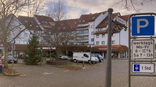 Auch sehr zentral auf dem Lindenplatz wird zwar keine Gebühr für das Parken erhoben, dafür wird allerdings per Parkscheibe die Zeit des Autoabstellens begrenzt.
