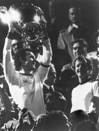 Franz Beckenbauer 1976 mit dem Europa-Pokal der Landesmeister.
