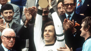 Sein größter Erfolg als Spieler: Bei der Heim-WM 1974 führt Franz Beckenbauer das deutsche Team als Kapitän zum Titel.