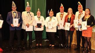 Die aktuelle Brühler Prinzessin Jessica I (v. l.) und Tanja Baust von den Kollerkrotten zeigen stolz ihre Auszeichnung. Von der Schwetzinger Carneval Gesellschaft Thomas Heuß (4. v.l.), Janine Gref (5. v. l.) und Christa Hoffmann dabei.