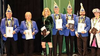 Beim Carneval Club Blau-Weiß Hockenheim darf man sich über drei geehrte Mitglieder freuen: Barbara Mühlfeld (v. l.), Ursula Schmitt und Kay-Dennis Kuschke mit ihren Auszeichnungen.