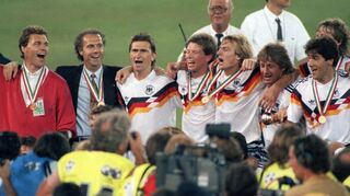 Franz Beckenbauer (2.v.l.) feiert im Olympiastadion von Rom als Trainer der deutschen Fußballnationalmannschaft im Kreise der Spieler den eroberten Weltmeistertitel am 8. Juli 1990. Deutschland hatte Argentinien im Finale mit 1:0 bezwungen.