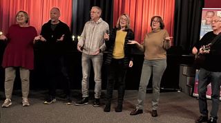 Annette Lennartz (3.v.r.) mit einigen Sängern von „Voices for Africa“ im Central Kino. Sie unterstützen Waisenkinder in Swaziland.
