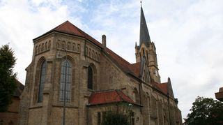 Die katholische Schutzengelkirche im alten Brühler Ortskern.