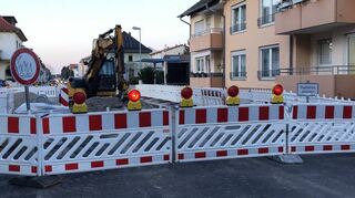 Die Baustelle an der Straßenecke von der Mannheimer Straße zur Goethestraße und Richard-Wagner Straße besteht immer noch. Hier in Blickrichtung Schwetzingen fotografiert.