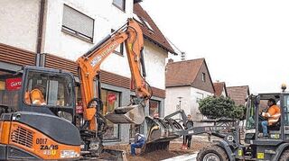 Im Bereich der Kreuzung Heidelberger Straße/Wiesenstraße laufen 2015 die Arbeiten für eine barrierefreie Bushaltestelle.