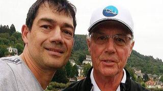 Thomas Büse trifft „Kaiser“ Franz Beckenbauer unter anderem auf der Alten Brücke in Heidelberg.