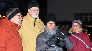 Amtsleiter Wolfgang Leberecht (v.l), Teilnehmer Horst Ondrasch, Thermografie-Experte Jörg Pohlhaus und Klimaschutzmanagerin Dagny Pfeiffer beim Rundgang.