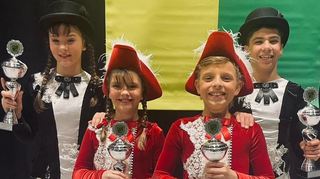 Stolz auf ihre gewonnenen Pokale: Lugina Ghizzoni (v. l.), Melina Espinosa, Alessio Flaccavento sowie Can-Luca Weidner von der SCG.