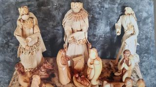 Mysteriös. Da stehen plötzlich Strohkönige in der Klinikkapelle.