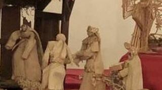 Kirchendiener Jens Stolpmann schaut nach der Krippe neben dem Altar. Für ihn wird Weihnachten diesmal sehr ruhig.