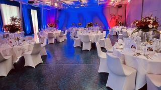 Wer einen festlichen Anlass gediegen begehen will, kann sich in der Stadthalle (hier der kleine Saal mit Hochzeitsdekoration) verwöhnen lassen.