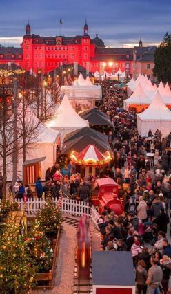 Ein Magnet: der Weihnachtsmarkt in Schwetzingen.